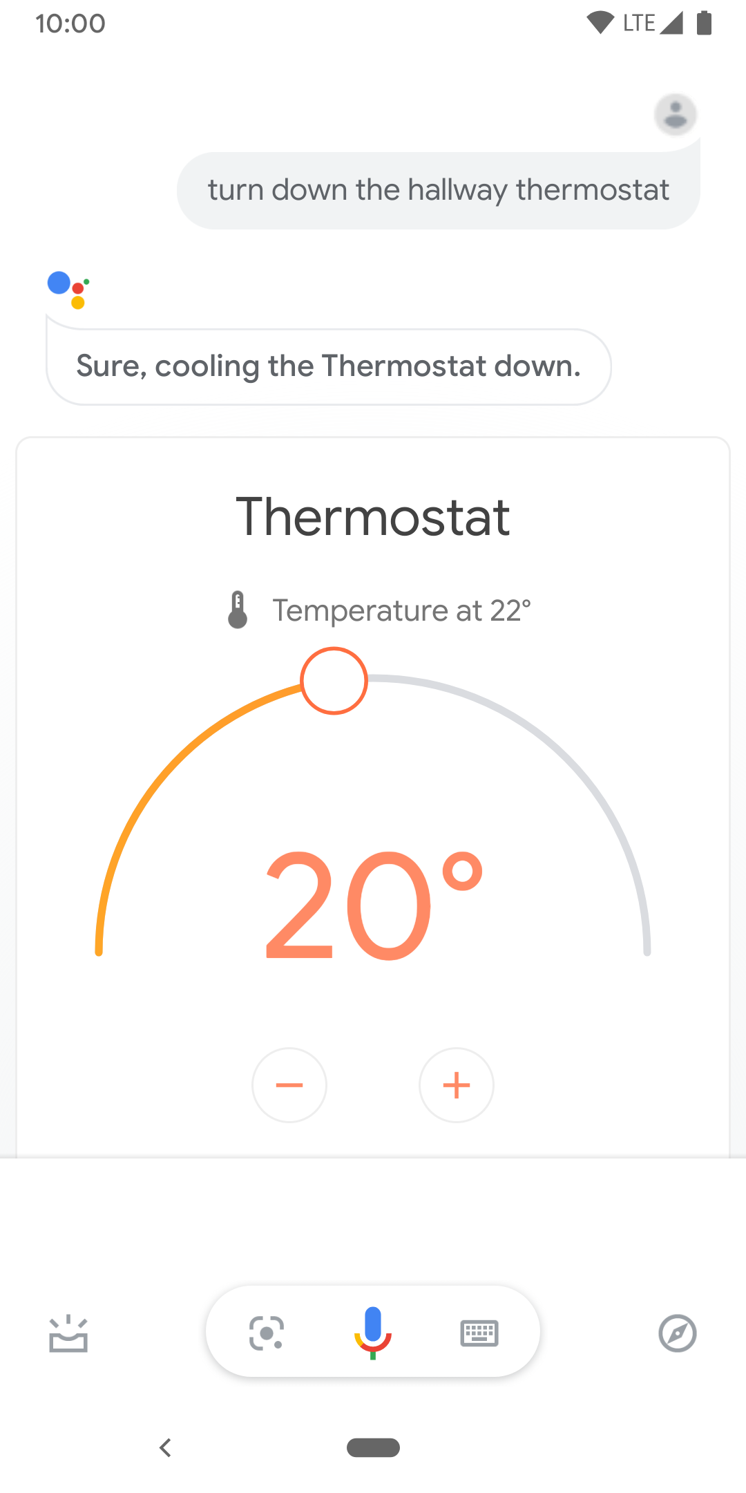 Questa immagine mostra i controlli touch per regolare la temperatura del termostato in corridoio.