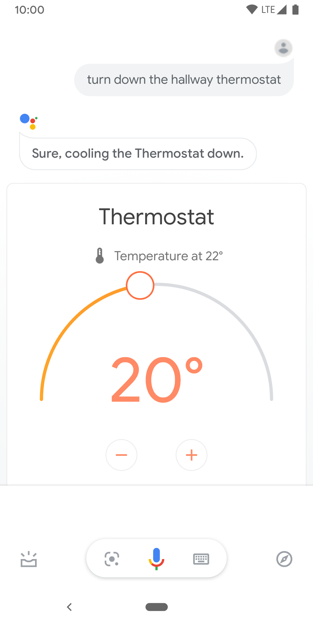 इस इमेज में, हॉलवे थर्मोस्टैट के तापमान को कंट्रोल करने के लिए टच कंट्रोल दिख रहे हैं.
